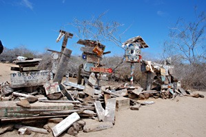 galapagos-postoffice-bay-01
