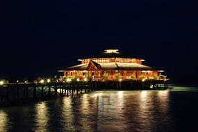 lankayan-restaurant-by-night-02